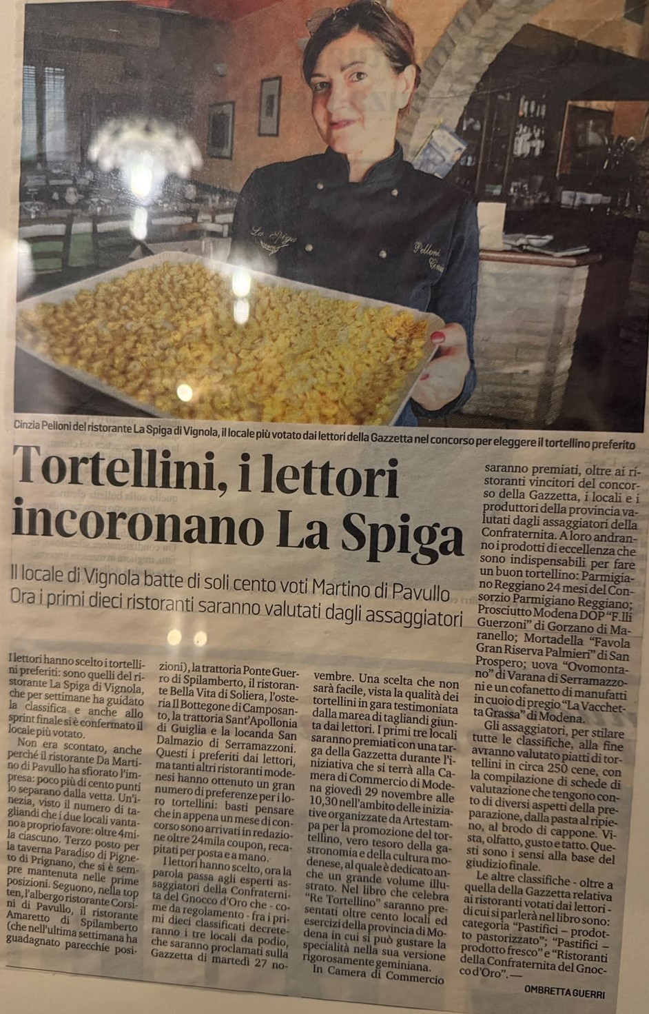 Articolo della Gazzetta con Cinzia Pelloni e un vassoio di tortellini